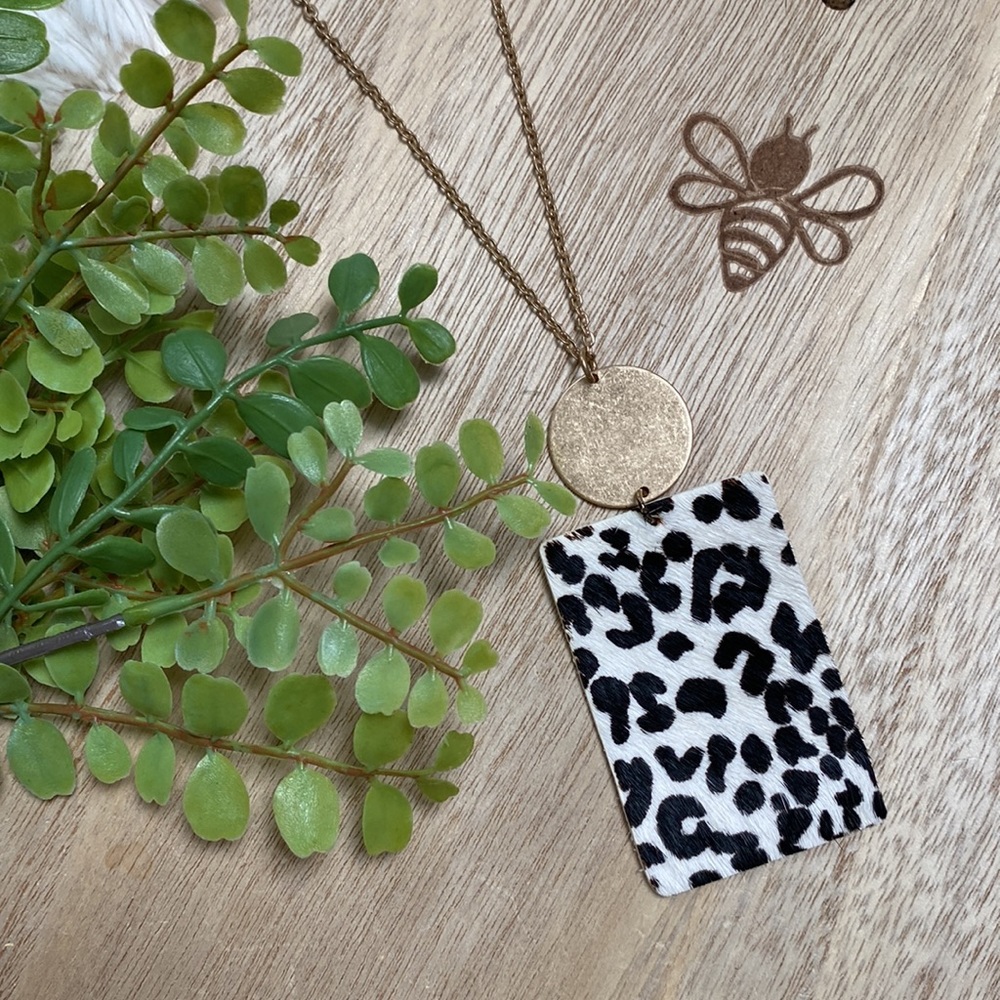 🎉HP🎉 Boutique Animal Print Long Necklace 💗 Gold